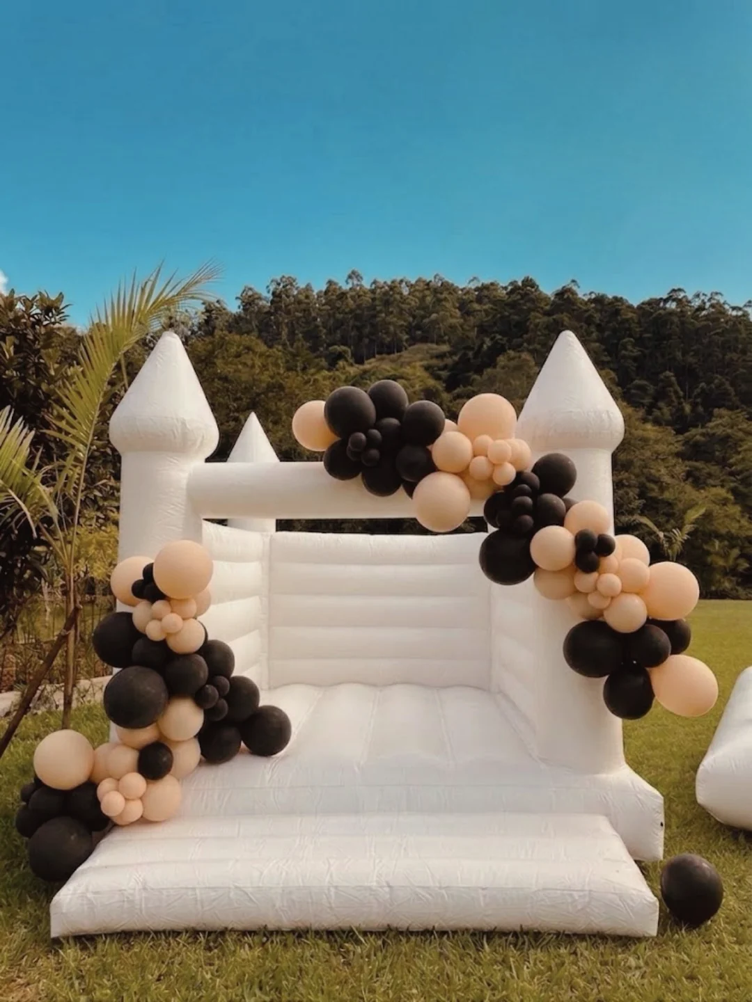 Castelo Pula-Pula branco decorado em uma celebração